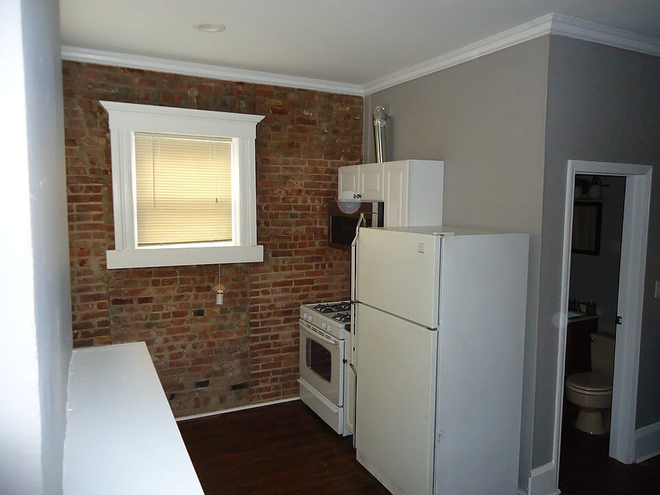 Podłoga w kuchni — płytki ceramiczne, panele czy winyl