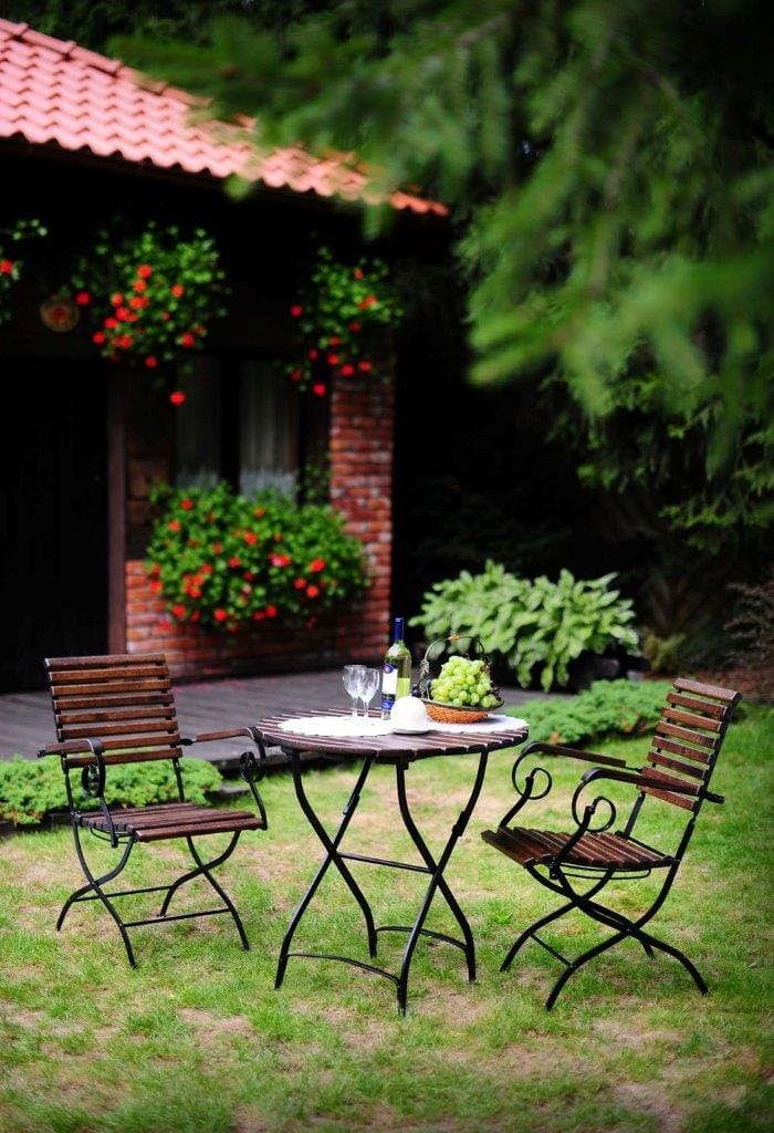 Meble ogrodowe z palet — jak zrobić je samemu