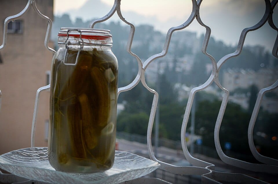 Przetwory na zimę: ogórki kiszone i kapusta kwaszona